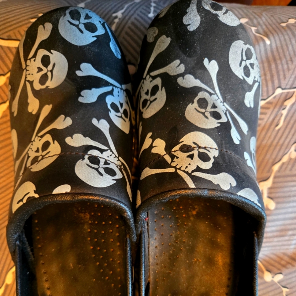 Sanita Skulls size 42